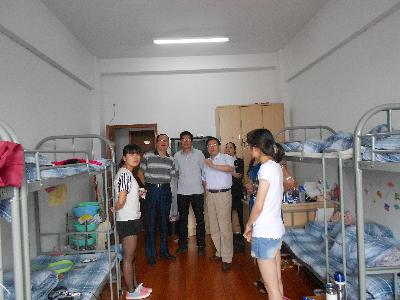 院领导们视察实习生宿舍，了解同学们的住宿及实习情况